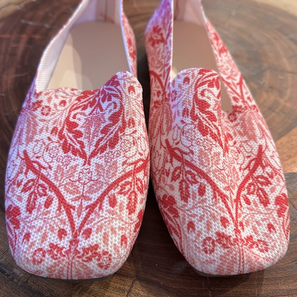 Red/white floral flat